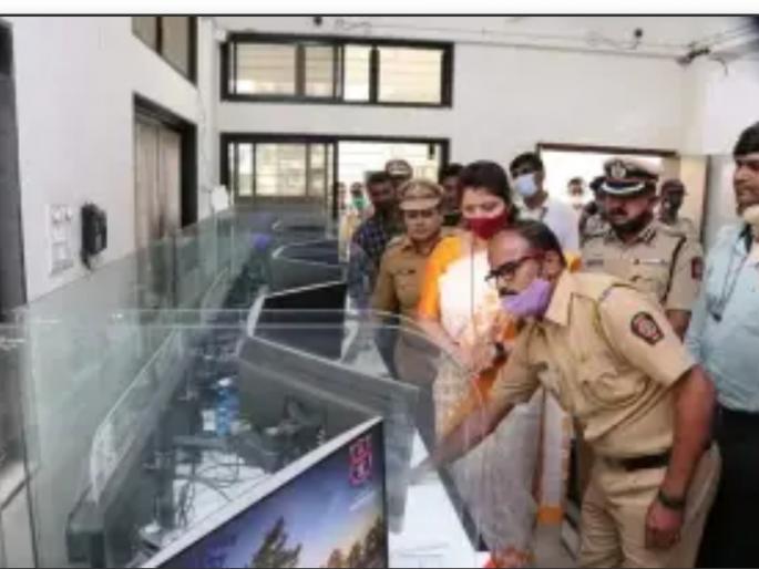 Chakankar, the chairperson of the women's commission, personally called the helpline | महिला आयोग अध्यक्ष चाकणकर यांनी स्वतः च केला मदतवाहिनीवर फोन Chakankar, the chairperson of the women's commission, personally called the helpline | महिला आयोग अध्यक्ष चाकणकर यांनी स्वतः च केला मदतवाहिनीवर फोन