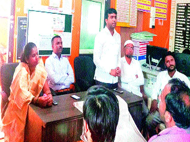 Moving into the shop | दुकानात घुसून कारवाई Moving into the shop | दुकानात घुसून कारवाई