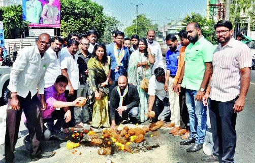 Coconut will be visible in the pit seen | खड्डा दिसेल तिथे नारळ फुटेल