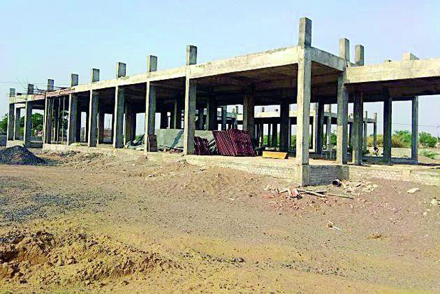 Work of Virur Primary Health Center | विरूर प्राथमिक आरोग्य केंद्राचे काम रखडले Work of Virur Primary Health Center | विरूर प्राथमिक आरोग्य केंद्राचे काम रखडले