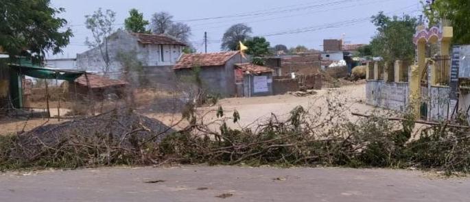 Bodda village in Chandrapur district erected a barbed wire fence to prevent corona | Coronavirus in Chandrapur; कोरोनाला रोखण्यासाठी चंद्रपूर जिल्ह्यातल्या बोडदा गावाने घातले काटेरी कुंपण Bodda village in Chandrapur district erected a barbed wire fence to prevent corona | Coronavirus in Chandrapur; कोरोनाला रोखण्यासाठी चंद्रपूर जिल्ह्यातल्या बोडदा गावाने घातले काटेरी कुंपण