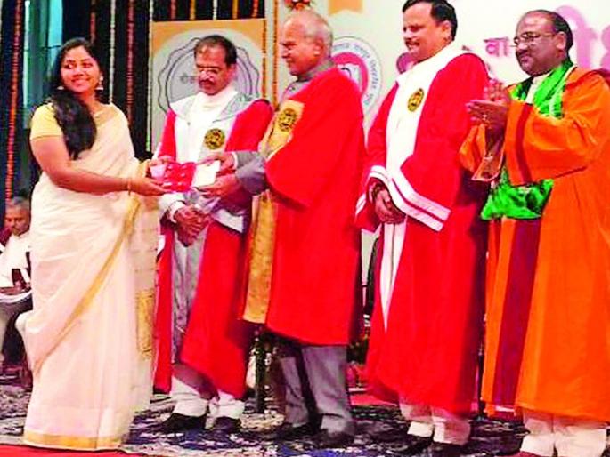 Priyanka was defeated by gold and silver | संकटांवर मात करून प्रियंका झाली सुवर्णकन्या Priyanka was defeated by gold and silver | संकटांवर मात करून प्रियंका झाली सुवर्णकन्या