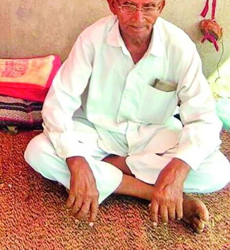 Farmer's Ineligible Fasting Against Injustice | अन्यायाविरुद्ध शेतकऱ्याचे बेमुदत उपोषण