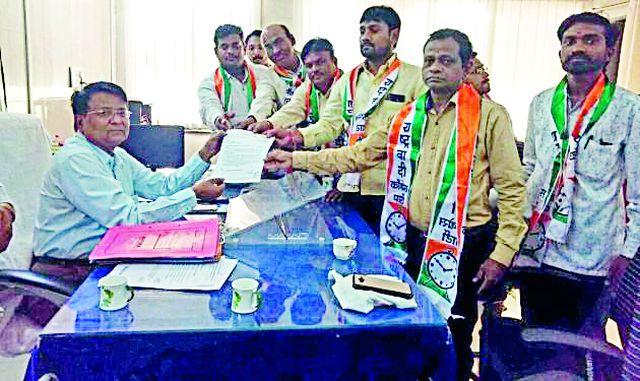 Connection to the office bearers of RAO office bearers | अधिष्ठात्यांना रायुकाँ पदाधिकाऱ्यांचा घेराव Connection to the office bearers of RAO office bearers | अधिष्ठात्यांना रायुकाँ पदाधिकाऱ्यांचा घेराव