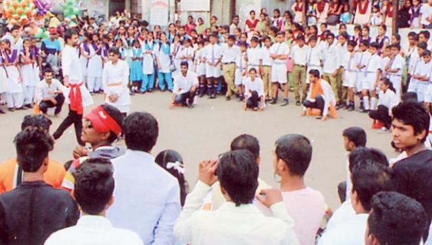 Public awareness made by students from street play | पथनाट्यातून विद्यार्थ्यांनी केली जनजागृती Public awareness made by students from street play | पथनाट्यातून विद्यार्थ्यांनी केली जनजागृती