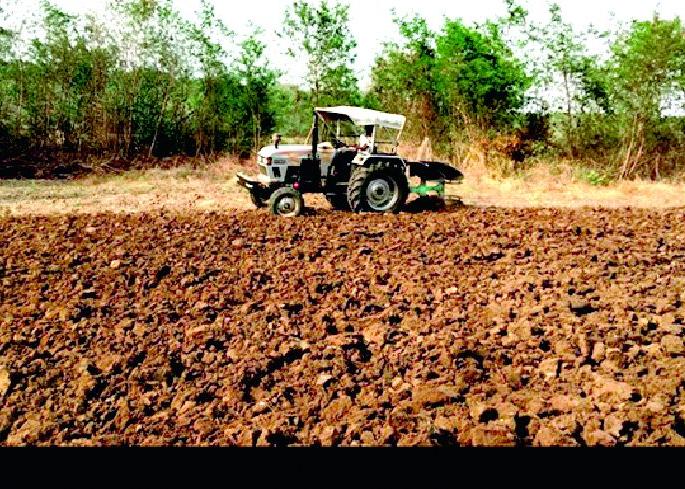 Kharif cultivation has gained momentum in the lockdown | लॉकडाऊनमध्ये खरिपाच्या मशागतीला आला वेग Kharif cultivation has gained momentum in the lockdown | लॉकडाऊनमध्ये खरिपाच्या मशागतीला आला वेग