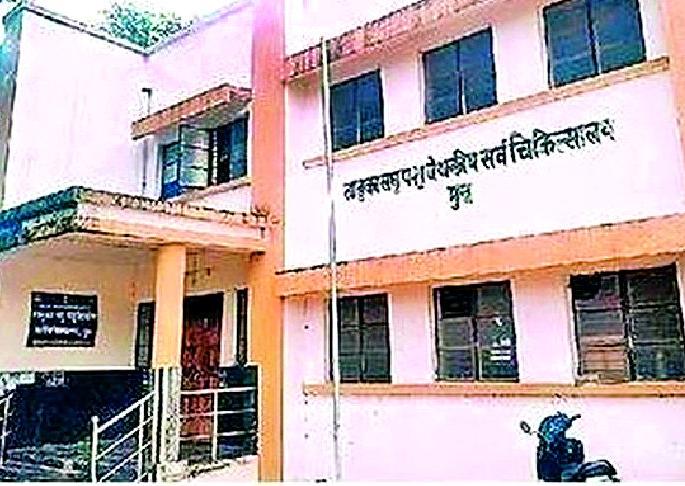 The compounder manages the hospital | कंपाऊंडरच सांभाळतो चिकित्सालयाचा कारभार