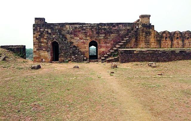 Gondwari Fort will be transformed | गोंडकालीन किल्ल्याचा होणार कायापालट Gondwari Fort will be transformed | गोंडकालीन किल्ल्याचा होणार कायापालट