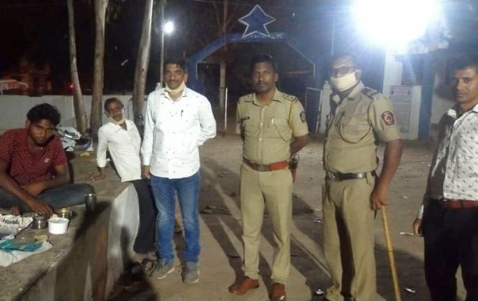 In the terror of Corona, he made 130-km walk | Corona Virus in Chandrapur; कोरोनाच्या दहशतीत त्याने केला उपाशीपोटी १३० किमीचा पायी प्रवास In the terror of Corona, he made 130-km walk | Corona Virus in Chandrapur; कोरोनाच्या दहशतीत त्याने केला उपाशीपोटी १३० किमीचा पायी प्रवास