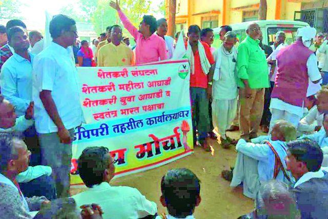 Hundreds of farmers fall on the tehsil | शेकडो शेतकऱ्यांची तहसीलवर धडक Hundreds of farmers fall on the tehsil | शेकडो शेतकऱ्यांची तहसीलवर धडक