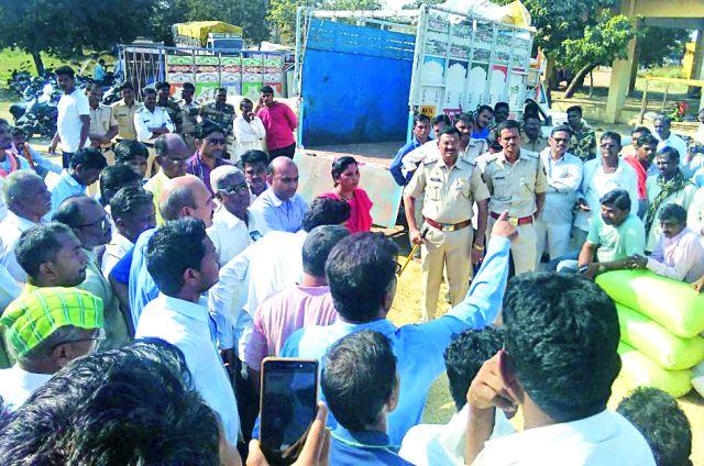 Farmer's Attack For Farmers | हमीभावासाठी शेतकऱ्यांच्या हल्लाबोल मोर्चा Farmer's Attack For Farmers | हमीभावासाठी शेतकऱ्यांच्या हल्लाबोल मोर्चा