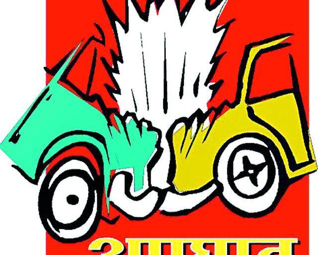 The vertical trunk hit a two-wheeler | उभ्या ट्रकला दुचाकी धडकली The vertical trunk hit a two-wheeler | उभ्या ट्रकला दुचाकी धडकली