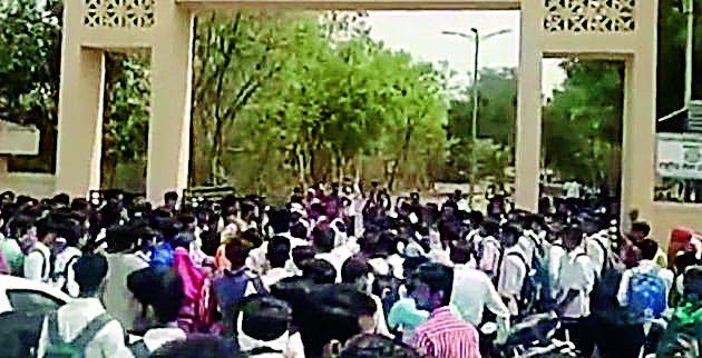 Students' demonstrations against Professor of Government Engineering College | शासकीय इंजिनिअरिंग कॉलेजच्या प्राध्यापकाविरुद्ध विद्यार्थ्यांची निदर्शने Students' demonstrations against Professor of Government Engineering College | शासकीय इंजिनिअरिंग कॉलेजच्या प्राध्यापकाविरुद्ध विद्यार्थ्यांची निदर्शने