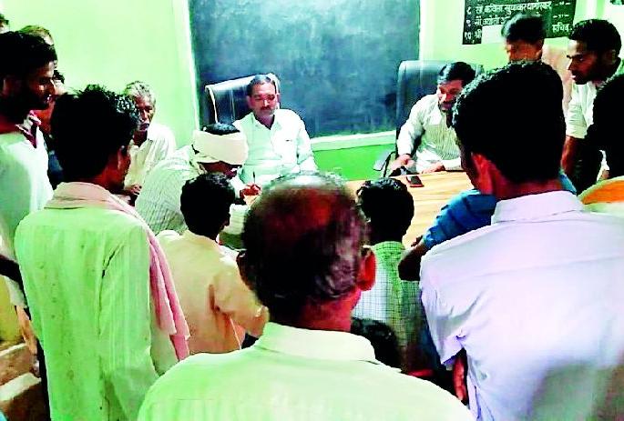 Gramsevak, the office bearers of the gram panchayat stacked | ग्रामसेवक, पदाधिकाऱ्यांना ग्रामपंचायतमध्ये डांबले