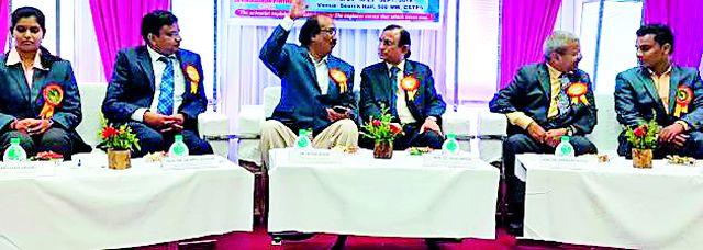 Engineers should work with keeping a distant vision | अभियंत्यांनी दूरदृष्टी ठेऊन कार्य करावे Engineers should work with keeping a distant vision | अभियंत्यांनी दूरदृष्टी ठेऊन कार्य करावे