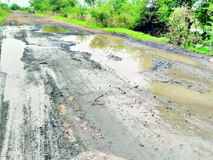 Road connectivity connecting Chandrapur and Yavatmal districts | चंद्रपूर व यवतमाळ जिल्ह्याला जोडणाऱ्या रस्त्याची दुरवस्था Road connectivity connecting Chandrapur and Yavatmal districts | चंद्रपूर व यवतमाळ जिल्ह्याला जोडणाऱ्या रस्त्याची दुरवस्था