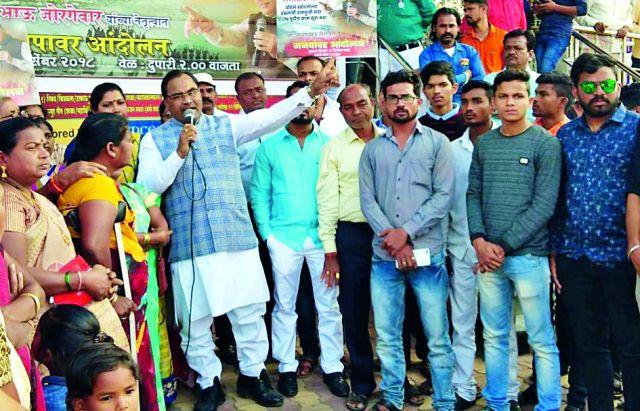 Opposition demonstrations for road repair in the city | शहरातील रस्ते डागडुजीसाठी मनपासमोर निदर्शने