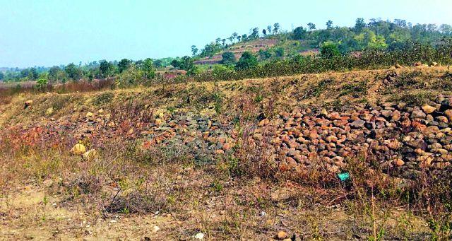 The works of irrigation ponds on the hill | पहाडावरील सिंचन तलावांची कामे रखडली