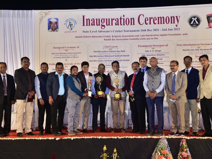 Fours and sixes on the field by lawyers | वकिलांकडून मैदानावर चौकार-षटकार Fours and sixes on the field by lawyers | वकिलांकडून मैदानावर चौकार-षटकार