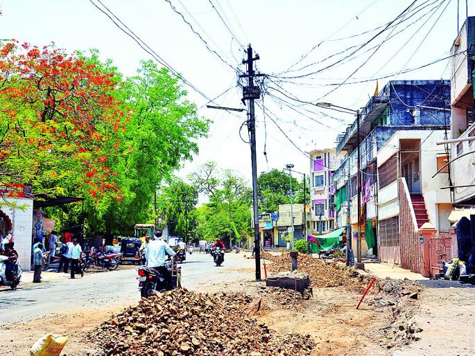 Roads in Akola digging for works | पावसाळ्याच्या तोंडावर रस्त्याचे खोदकाम; अकोलेकरांची परीक्षा Roads in Akola digging for works | पावसाळ्याच्या तोंडावर रस्त्याचे खोदकाम; अकोलेकरांची परीक्षा