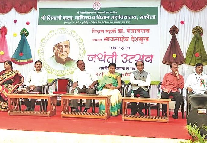 Akola will be identified as a most blood bank and blood donors district - Dr. Rajesh karykarte | अकोल्याची सर्वाधिक रक्तपेढ्या व रक्तदात्यांचा जिल्हा म्हणून ओळख निर्माण होईल - डॉ. राजेश कार्यकर्ते