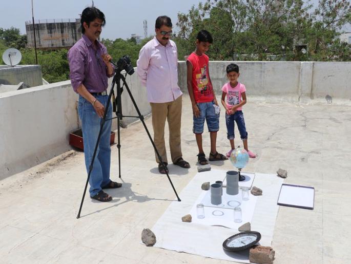And in Jalgaon the shadow disappeared in the afternoon | अन् जळगावात झाली दुपारी सावली गायब And in Jalgaon the shadow disappeared in the afternoon | अन् जळगावात झाली दुपारी सावली गायब