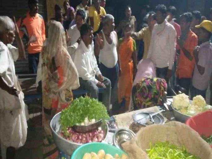 Vegetable vendors in Shirasoli pour into residents | शिरसोलीत भाजी विक्रेते रहिवाशांमध्ये राडा Vegetable vendors in Shirasoli pour into residents | शिरसोलीत भाजी विक्रेते रहिवाशांमध्ये राडा