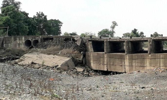 Soaked blankets of Punkheda bridge | पुनखेडा पुलाचे भिजत घोंगडे