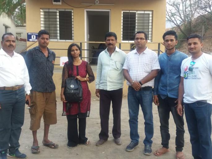 The last ten tola gold came back, the youth returned, appreciated everywhere: the bag was lost after the accident | सापडलेले दहा तोळे सोने केले युवकाने परत, सर्वत्र कौतुक : अपघातानंतर हरवली होती बॅग The last ten tola gold came back, the youth returned, appreciated everywhere: the bag was lost after the accident | सापडलेले दहा तोळे सोने केले युवकाने परत, सर्वत्र कौतुक : अपघातानंतर हरवली होती बॅग