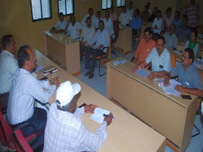 Primary teachers' salary in Dhule district, selection issue will be needed | धुळे जिल्ह्यातील प्राथमिक शिक्षकांचा वेतन, निवडश्रेणीचा प्रश्न मार्गी लागणार