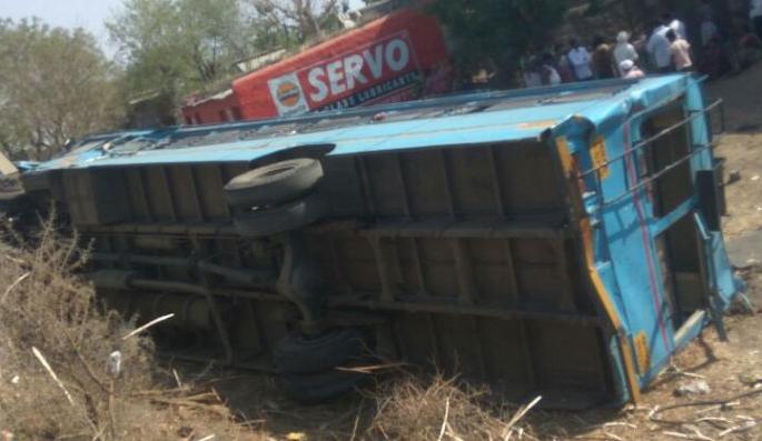 A bus driver was killed on the spot near Junnavane village | जुनवणे गावाजवळ बसच्या धडकेत दुचाकीस्वार जागीच ठार A bus driver was killed on the spot near Junnavane village | जुनवणे गावाजवळ बसच्या धडकेत दुचाकीस्वार जागीच ठार