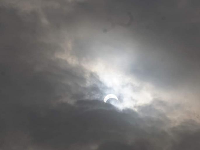 Solar Eclipse: Snowy due to cloudy weather | सूर्यग्रहण : ढगाळ वातावरणामुळे हिरमोड Solar Eclipse: Snowy due to cloudy weather | सूर्यग्रहण : ढगाळ वातावरणामुळे हिरमोड