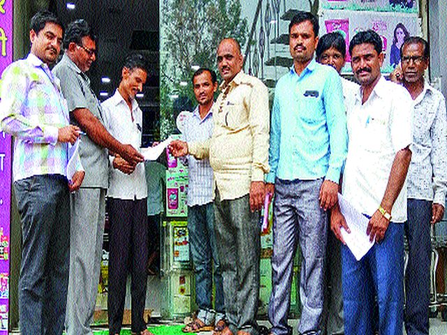 Notice to professionals in the hotel | देवळ्यात व्यावसायिकांना नोटिसा