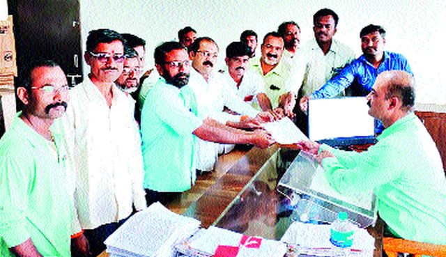 Devala Shiv Sena gives a statement to tahsildar | देवळा शिवसेनेतर्फे तहसीलदारांना निवेदन