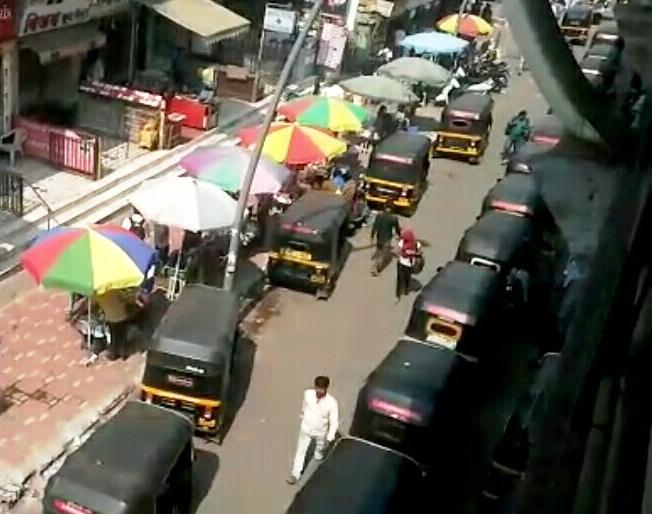  After the clean survey of 2018 committee, on the Dombivli ferries road | स्वच्छ सर्व्हेक्षण 2018 समितीची पाठ फिरताच डोंबिवलीत फेरीवाले रस्त्यावर