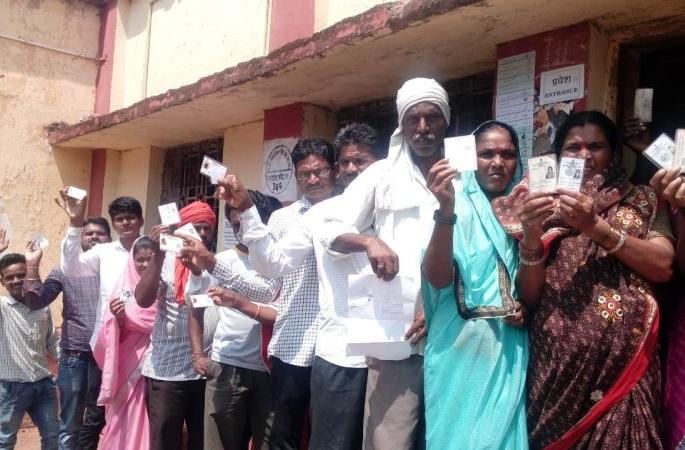 In the Nagpur district, the voting speed for the village panchayat is going on | नागपूर जिल्ह्यात ग्रा.पं.साठी मतदानाला वेग In the Nagpur district, the voting speed for the village panchayat is going on | नागपूर जिल्ह्यात ग्रा.पं.साठी मतदानाला वेग