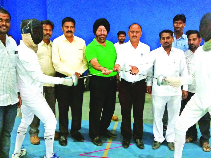 Aggressive battles in the Sangliat divisional Fencing Championship | सांगलीत विभागीय तलवारबाजी स्पर्धेत आक्रमक लढती Aggressive battles in the Sangliat divisional Fencing Championship | सांगलीत विभागीय तलवारबाजी स्पर्धेत आक्रमक लढती