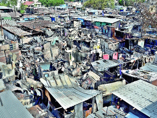 112 houses burnt down, 650 homeless people | ११२ घरे भस्मसात, ६५० नागरिक बेघर 112 houses burnt down, 650 homeless people | ११२ घरे भस्मसात, ६५० नागरिक बेघर