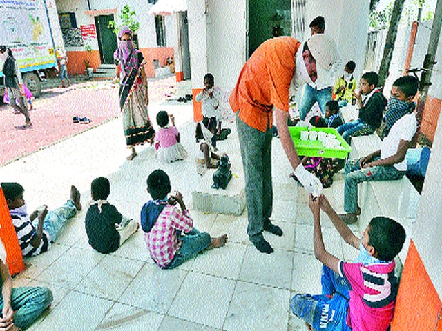 The laxity of transportation paves the way for help | वाहतुकीच्या शिथिलतेने मदतीचा मार्ग मोकळा The laxity of transportation paves the way for help | वाहतुकीच्या शिथिलतेने मदतीचा मार्ग मोकळा