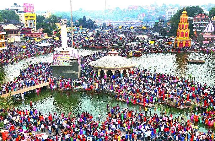 Religious Rituals Chatpuja festival by witnessing the sun | मावळत्या सूर्याच्या साक्षीने धार्मिक विधी छटपूजा उत्सव Religious Rituals Chatpuja festival by witnessing the sun | मावळत्या सूर्याच्या साक्षीने धार्मिक विधी छटपूजा उत्सव