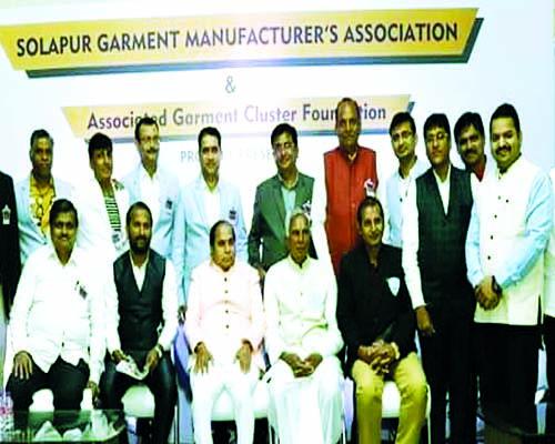 Traders in Solapur must change themselves in the era of competition! | सोलापुरातील व्यापाºयांनी स्पर्धेच्या युगात स्वत:ला बदलून घ्यायलाच हवं ! Traders in Solapur must change themselves in the era of competition! | सोलापुरातील व्यापाºयांनी स्पर्धेच्या युगात स्वत:ला बदलून घ्यायलाच हवं !