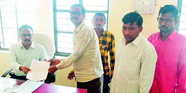 Beneath beneficiaries by raising the rate of sand | रेतीचे दर वधारल्याने लाभार्थी हैराण