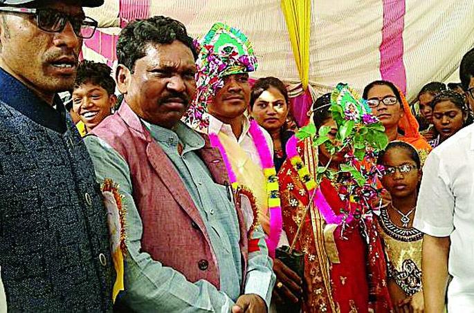 Around 40 couples married | कोरचीत ४० जोडपी विवाहबद्ध Around 40 couples married | कोरचीत ४० जोडपी विवाहबद्ध