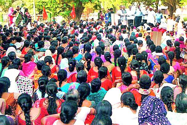 The responsibility of the anganwadi workers | अंगणवाडी कर्मचाऱ्यांचे धरणे The responsibility of the anganwadi workers | अंगणवाडी कर्मचाऱ्यांचे धरणे