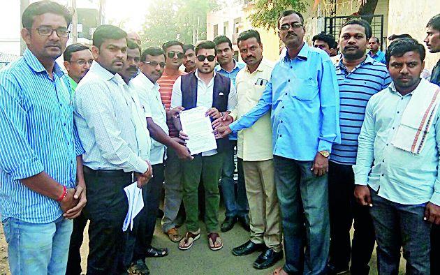 Give adequate compensation to rail-affected farmers | रेल्वेग्रस्त शेतकऱ्यांना योग्य मोबदला द्या Give adequate compensation to rail-affected farmers | रेल्वेग्रस्त शेतकऱ्यांना योग्य मोबदला द्या