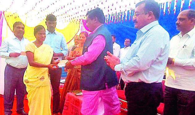 67 subsidies to the angels | ६७ दिव्यांगांना अर्थसाहाय्य 67 subsidies to the angels | ६७ दिव्यांगांना अर्थसाहाय्य