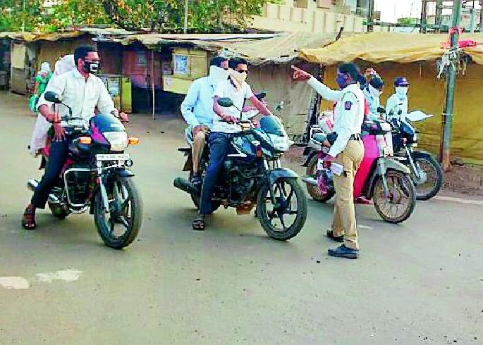 Out-of-door Gadchiroli traffic police investigation | घराबाहेर पडणाऱ्यांची गडचिरोली वाहतूक पोलिसांकडून तपासणी Out-of-door Gadchiroli traffic police investigation | घराबाहेर पडणाऱ्यांची गडचिरोली वाहतूक पोलिसांकडून तपासणी