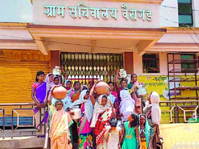 Vahargad Gram Panchayat women took away the Ghaggar Morcha | वैरागड ग्रामपंचायतवर महिलांनी काढला घागर मोर्चा Vahargad Gram Panchayat women took away the Ghaggar Morcha | वैरागड ग्रामपंचायतवर महिलांनी काढला घागर मोर्चा