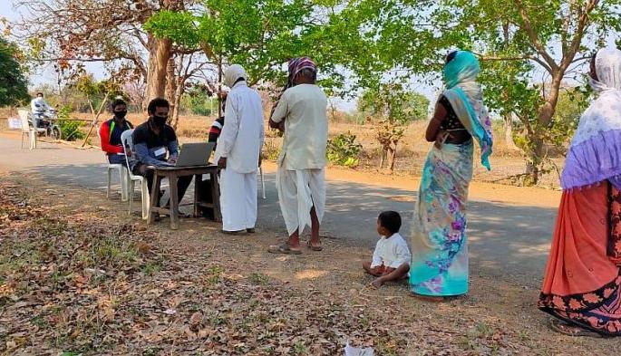 A young man from Potgaon in Gadchiroli started banking on the road | गडचिरोलीतील पोटगावच्या तरूणाने रस्त्यावरच सुरू केली बँकसेवा