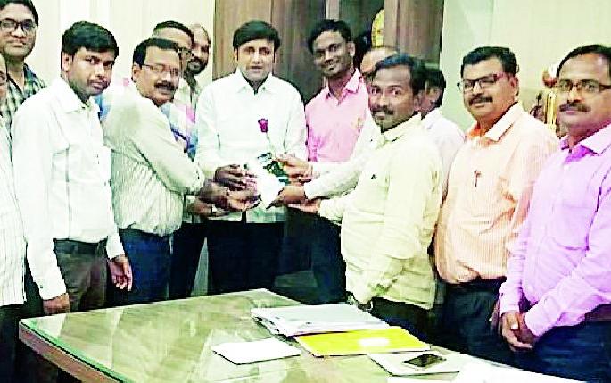 Give SGSP services to employees | कर्मचाऱ्यांना एसजीएसपी सेवा द्या Give SGSP services to employees | कर्मचाऱ्यांना एसजीएसपी सेवा द्या